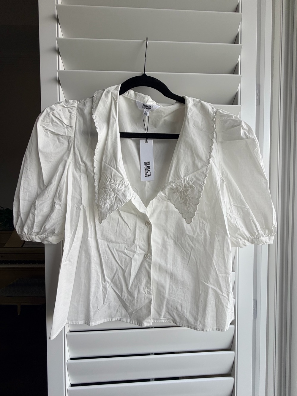 NWT Classic White Embroidered Collar Blouse